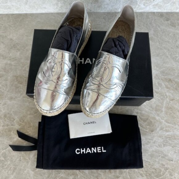 Chanel Metallic Silver Laminated Leather CC Logo Espadrille Flats Size 38 - Picture 1 of 8